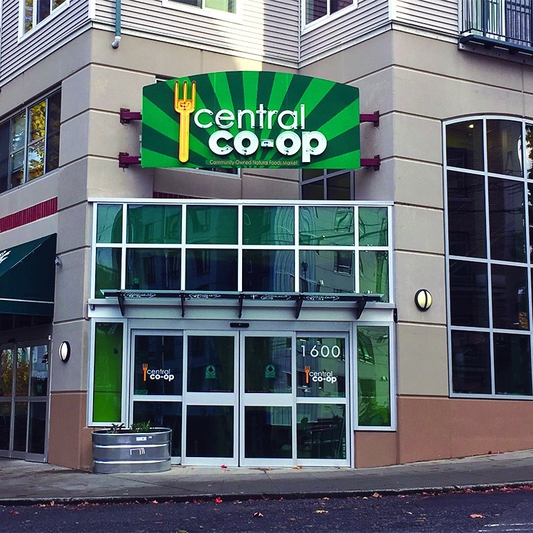 El exterior del edificio de Central Co-op mostrando su logo verde y entrada principal.